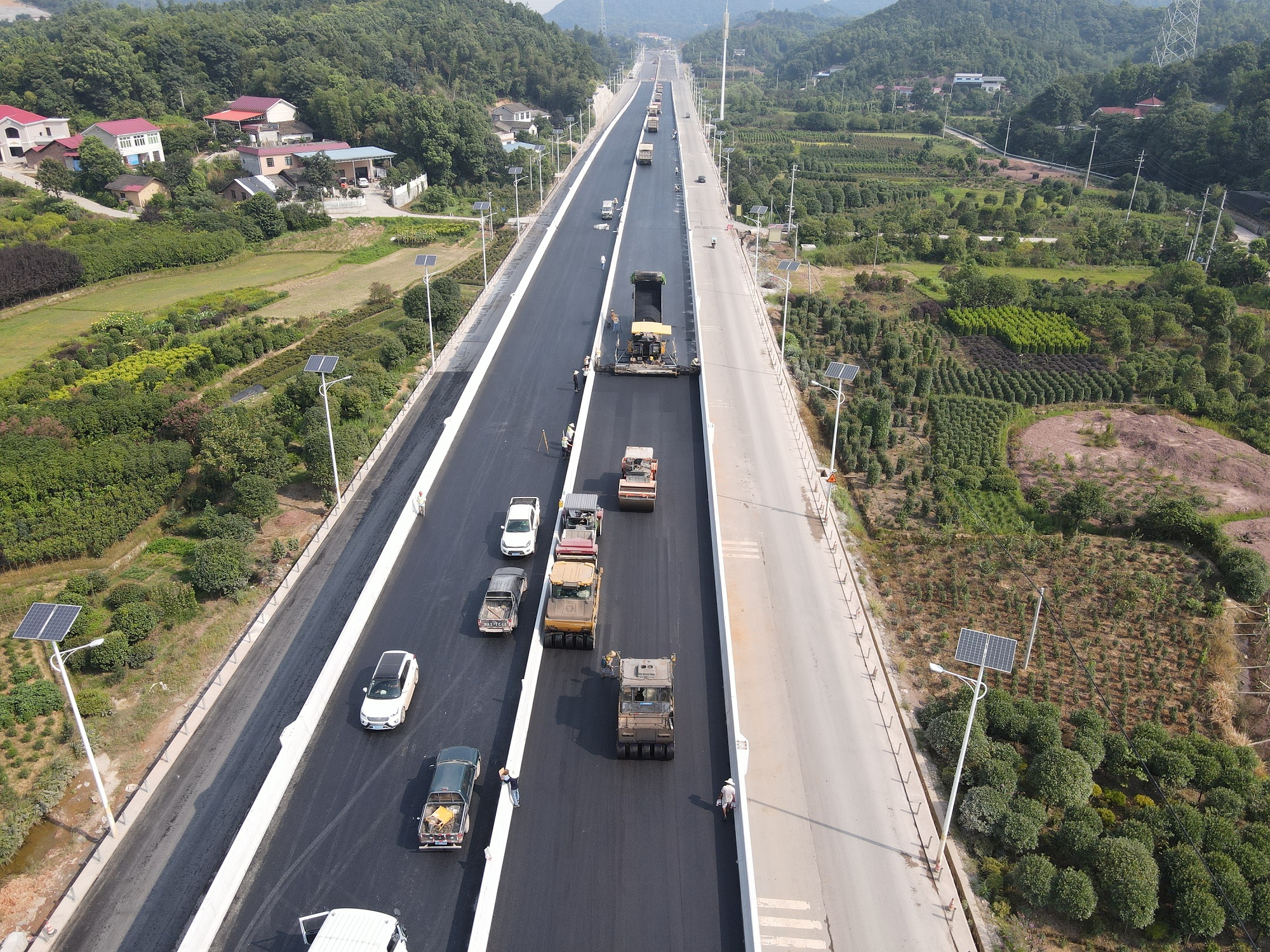 主線三號橋上面層攤鋪現(xiàn)場.jpg