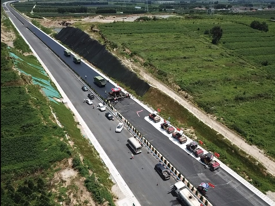 20200810130480.jpg 文萊十四標(biāo)上面層試驗(yàn)路攤鋪圓滿完成.jpg