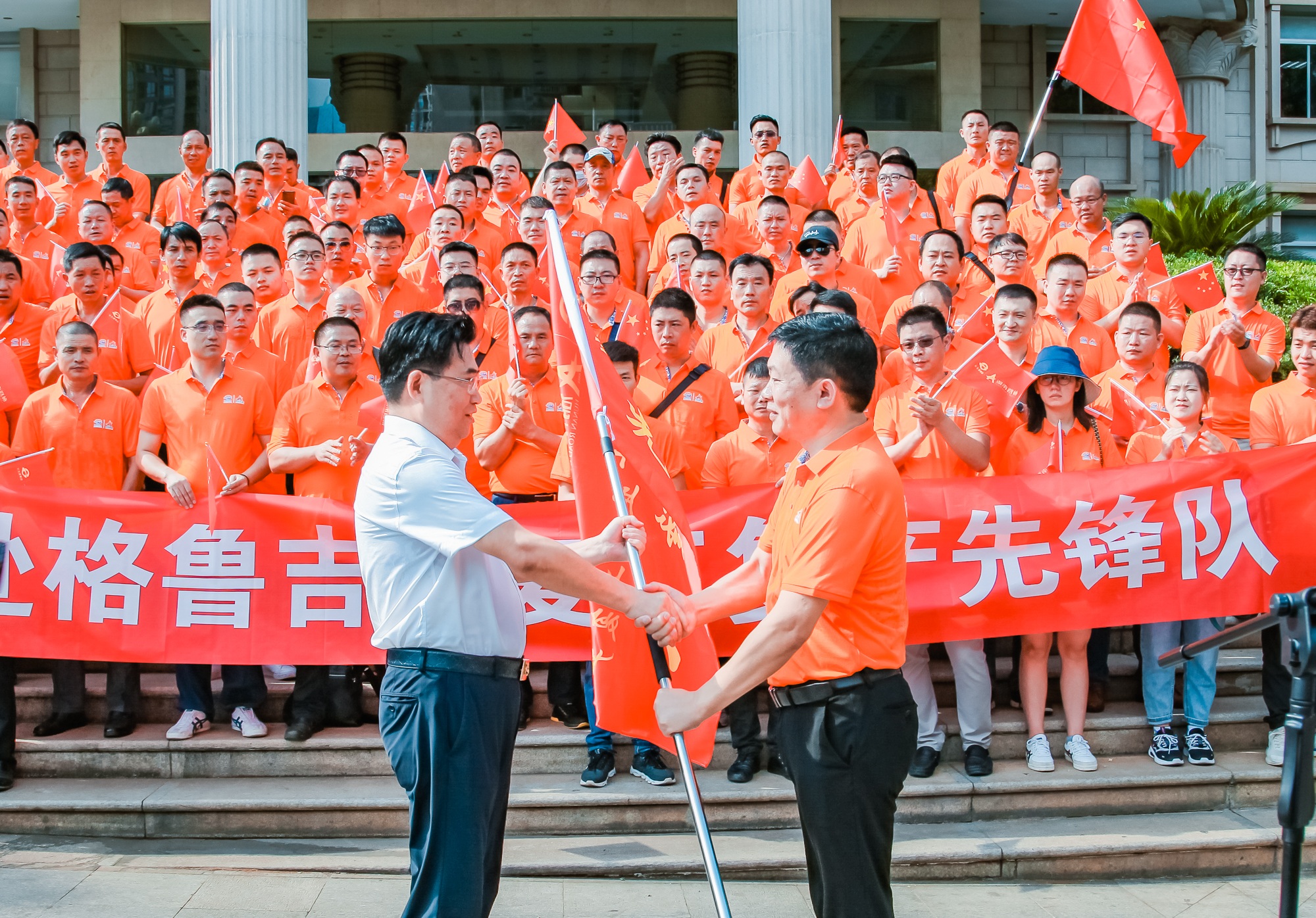 交水建集團(tuán)黨委書記、董事長(zhǎng)方聯(lián)民向赴格團(tuán)組領(lǐng)隊(duì)授旗.jpg