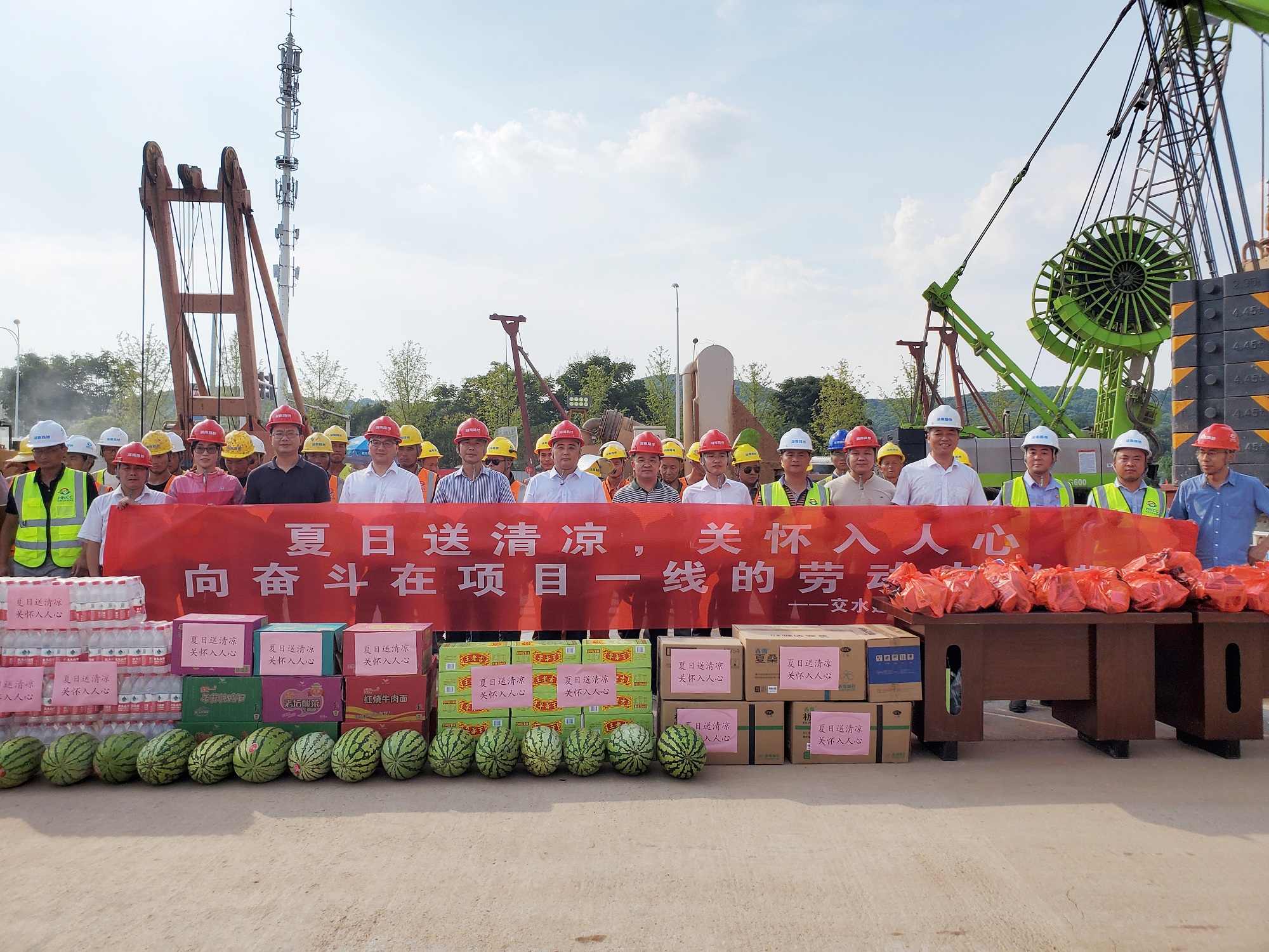 交水建集團(tuán)到西環(huán)線送清涼慰問_副本.jpg