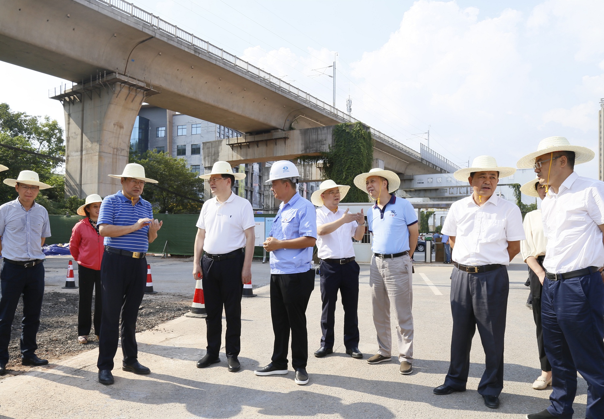方聯(lián)民、周雄飛慰問(wèn)芙蓉大道快改項(xiàng)目調(diào)研慰問(wèn)_MG_2040_副本.jpg