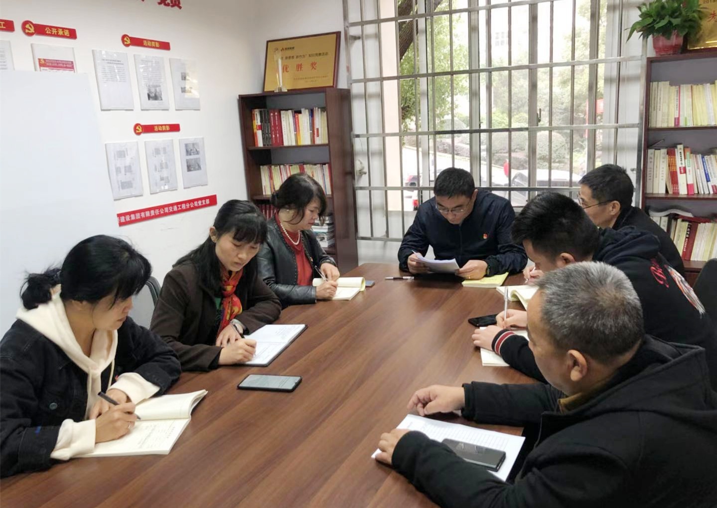 11月20日，交通工程黨支部專題學(xué)習(xí)黨的十九屆五中全會(huì)精神_副本.jpg
