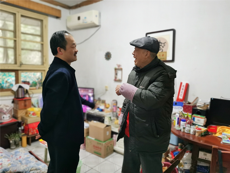 4、2月4日，湯向東慰問(wèn)老領(lǐng)導(dǎo)易文林_副本_副本.jpg