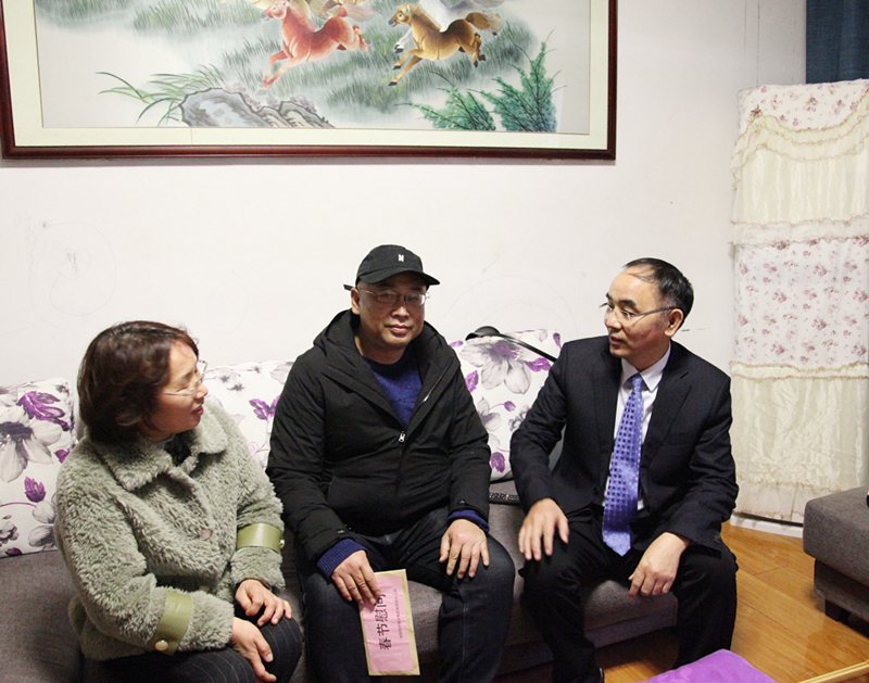 3、王術(shù)飛慰問(wèn)周偉奇_9040_副本_副本.jpg