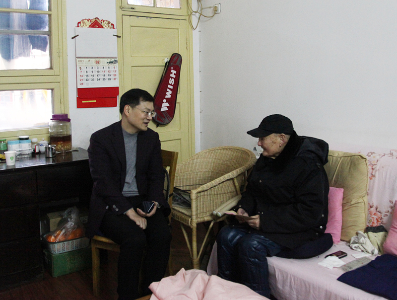 1、楊宏偉慰問(wèn)老領(lǐng)導(dǎo)盧錫儂_副本_副本.jpg