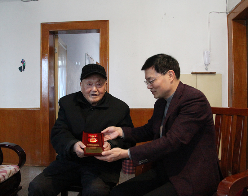 1、楊宏偉慰問(wèn)老領(lǐng)導(dǎo)岳國(guó)民_8963_副本_副本.jpg