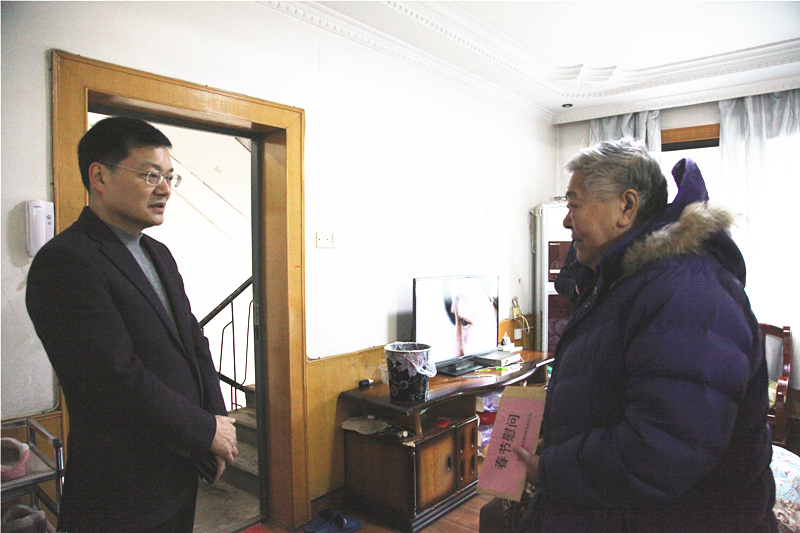 1、楊宏偉慰問(wèn)困難職工李文及其母親_副本_副本.jpg