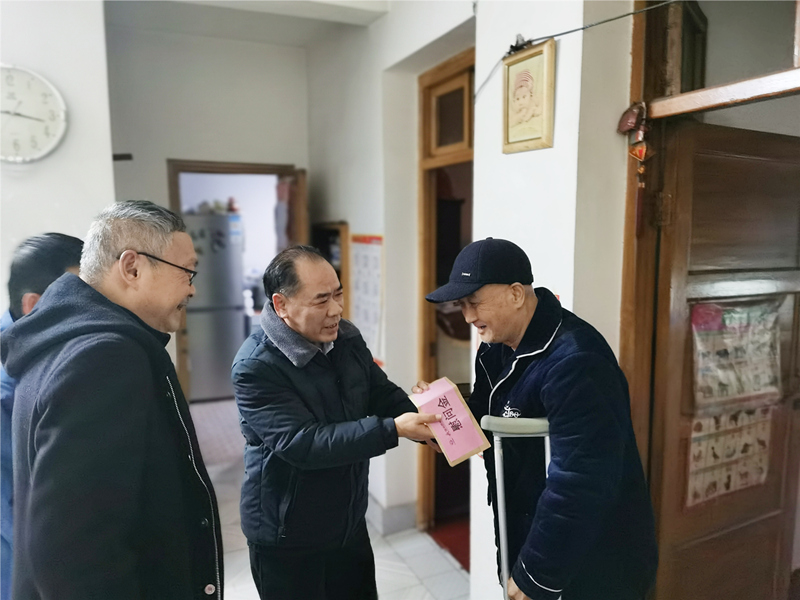 6、2月8日，盛希慰問(wèn)黨員黃勵(lì),到家中對(duì)其重病出院的父親。_副本_副本.jpg