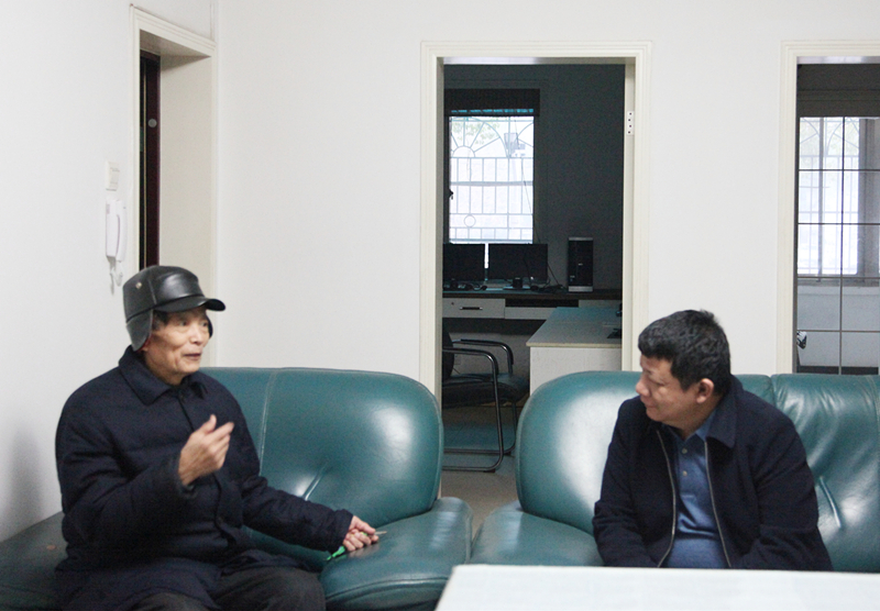 10、楊春會(huì)慰問(wèn)老黨員吳同傲_8890_副本_副本.jpg