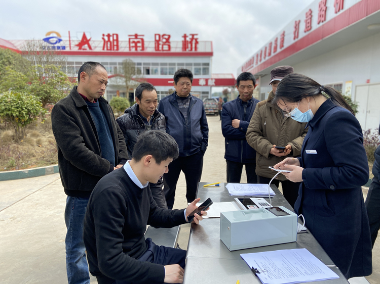 2 2021年3月12日項(xiàng)目部特邀請銀行工作人員現(xiàn)場為農(nóng)民工兄弟辦理工資卡.jpg