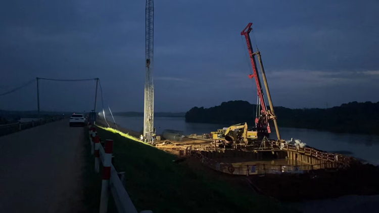20230825 益常六標(biāo)向陽(yáng)河2號(hào)特大橋水中首樁順利完成澆筑.jpg