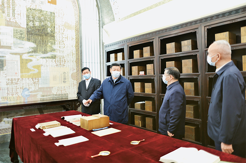 2023年6月2日，中共中央總書記、國家主席、中央軍委主席習近平在北京出席文化傳承發(fā)展座談會并發(fā)表重要講話。這是座談會前，習近平1日下午在中國國家版本館考察時，在蘭臺洞庫了解館藏精品版本保存情況。 新華社記者 鞠鵬/攝