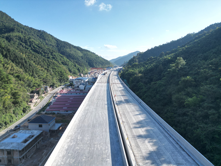 20251024779606.jpg 零道六標(biāo)項目何家特大橋圓滿完成梁板架設(shè)_副本.jpg