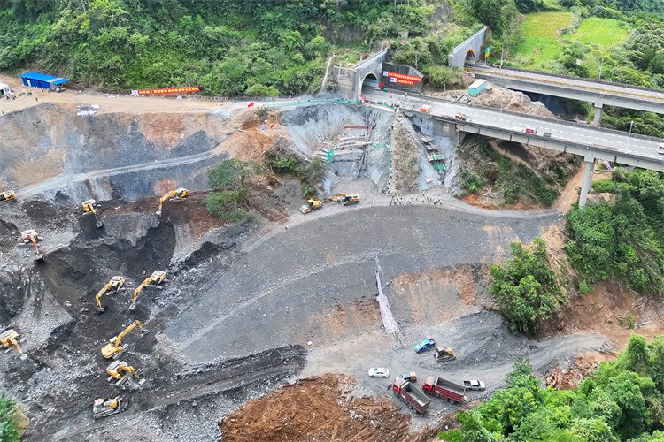 20251121116512.jpg 11多臺(tái)設(shè)備作業(yè).jpg